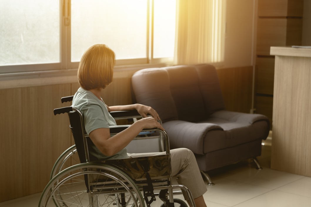 doenças que aposentam por invalidez - Mulher na cadeira de rodas