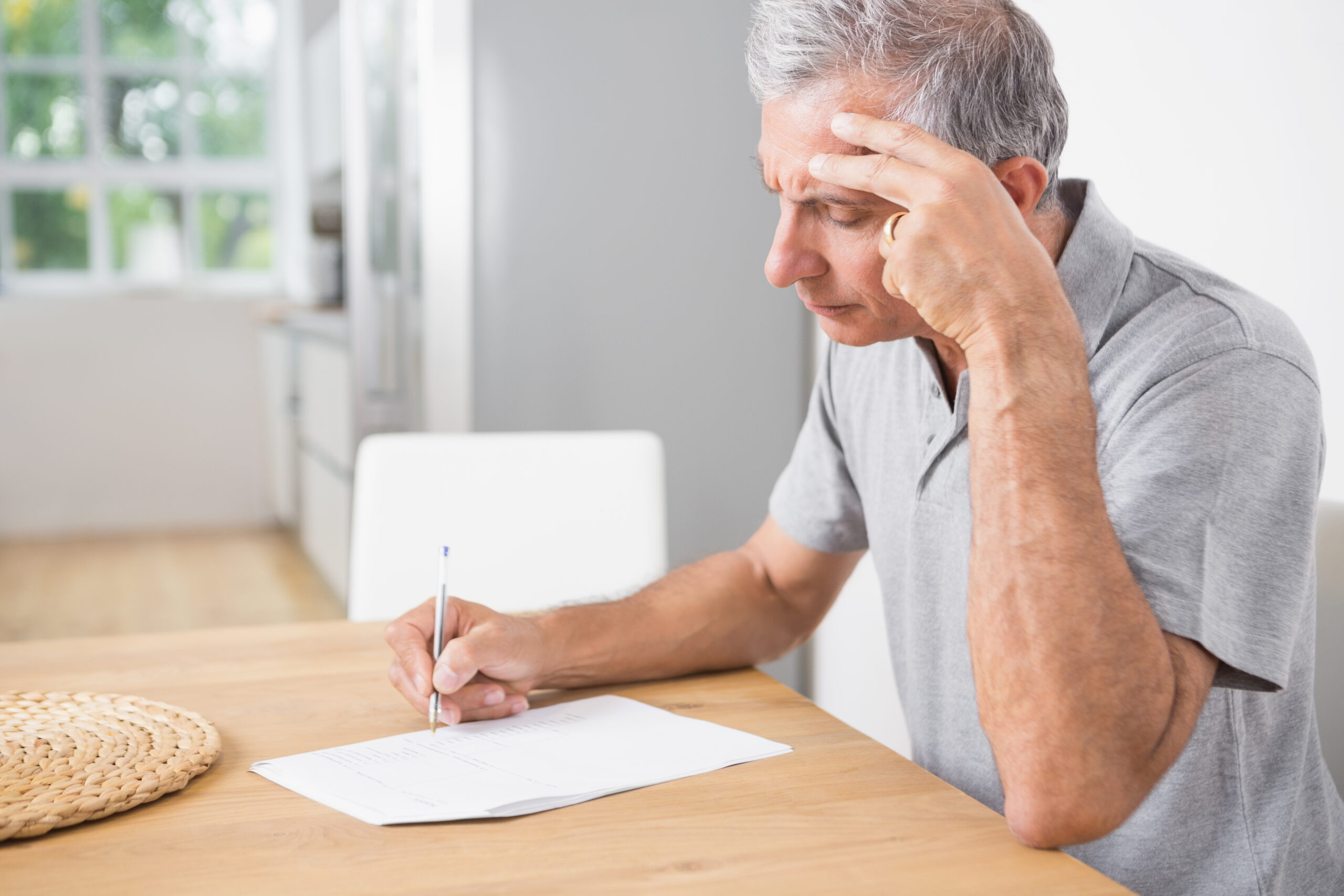 Benefício Negado: o que fazer - homem idoso preocupado